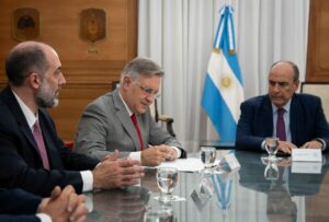 Llaryora firmó el traspaso de la obra pública de la Nación