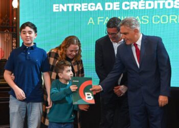 Llaryora entregó los primeros seis préstamos de Bancor desde su anuncio