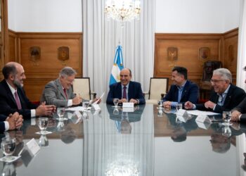 Llaryora firmó el traspaso de la obra pública de la Nación