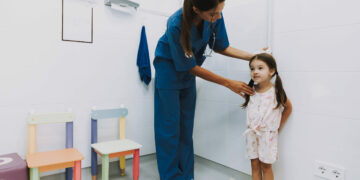 Dispositivos digitales facilitan la adherencia al tratamiento de los niños con talla baja