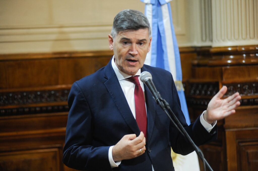 Passerini en el Congreso: "La casta no viaja en colectivo"