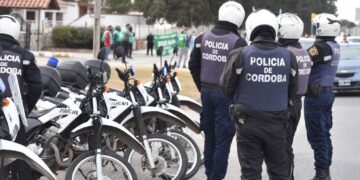 Evadieron un control y embistieron a un policía en barrio Nueva Córdoba