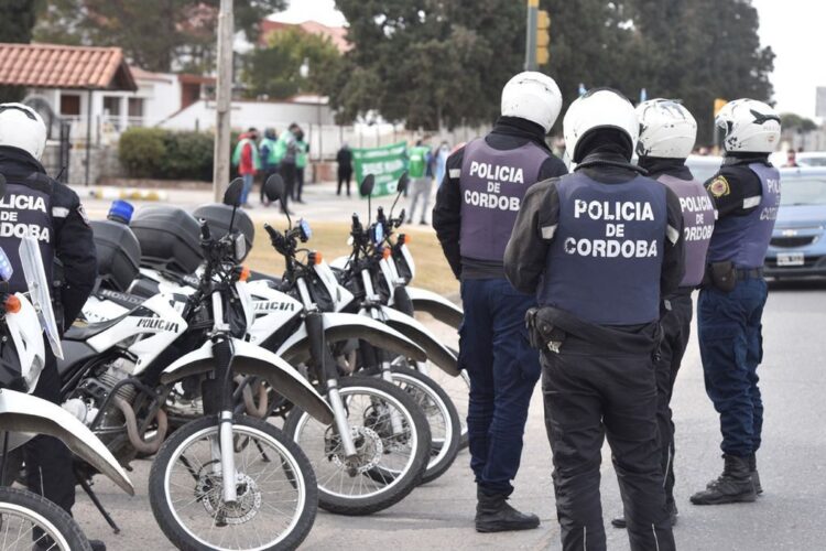 Evadieron un control y embistieron a un policía en barrio Nueva Córdoba