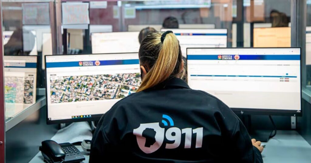 Imputaron a una operadora de cámaras del 911 por distribuir información a un preso