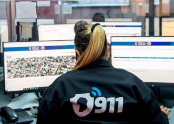Imputaron a una operadora de cámaras del 911 por distribuir información a un preso