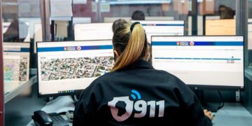 Imputaron a una operadora de cámaras del 911 por distribuir información a un preso