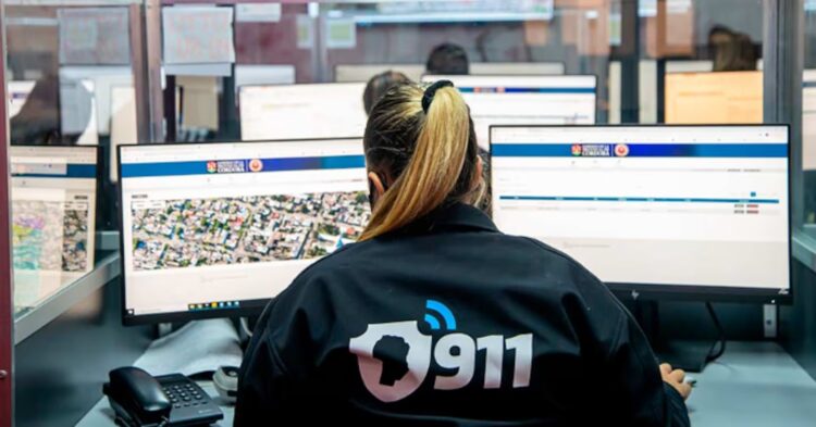Imputaron a una operadora de cámaras del 911 por distribuir información a un preso