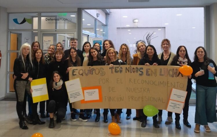 Mujeres profesionales en el reclamo del reconocimiento de sus títulos.