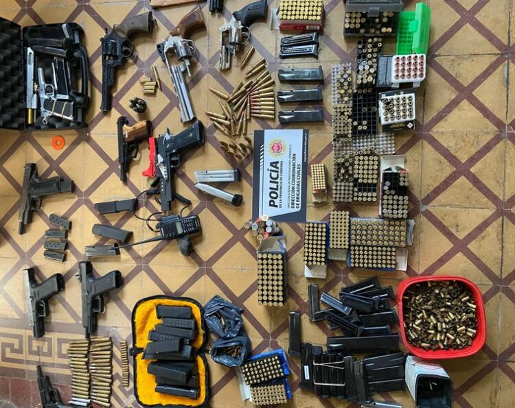 Entre los elementos secuestrados hay armas de guerra y municiones.