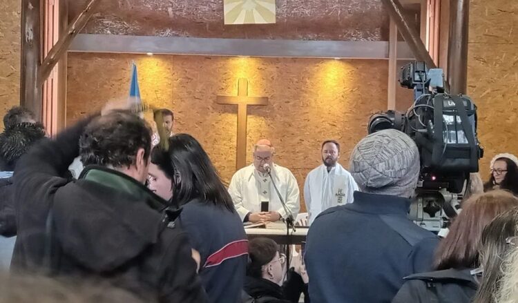 El cardenal Rossi liderando la misa, junto al padre Pablo Viola y Melchor López.