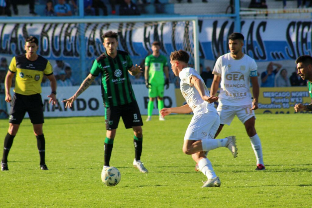 Racing empató ante el puntero