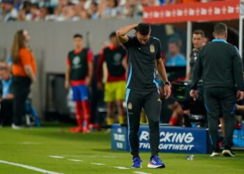 Lionel Scaloni fue sancionado por Conmebol y no podrá dirigir contra Perú