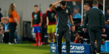 Lionel Scaloni fue sancionado por Conmebol y no podrá dirigir contra Perú