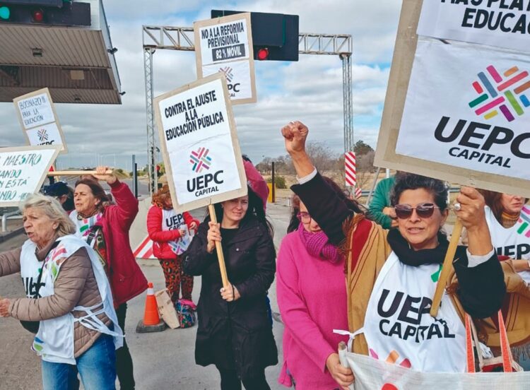 Una protesta docente tuvo lugar en los peajes de Carlos Paz y Sierras Chicas, en junio.