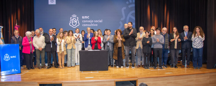 Autoridades de la UNC y funcionarios provinciales en la firma del convenio.