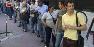 En los últimos seis meses se duplicó la cantidad de personas que cobran seguro de desempleo