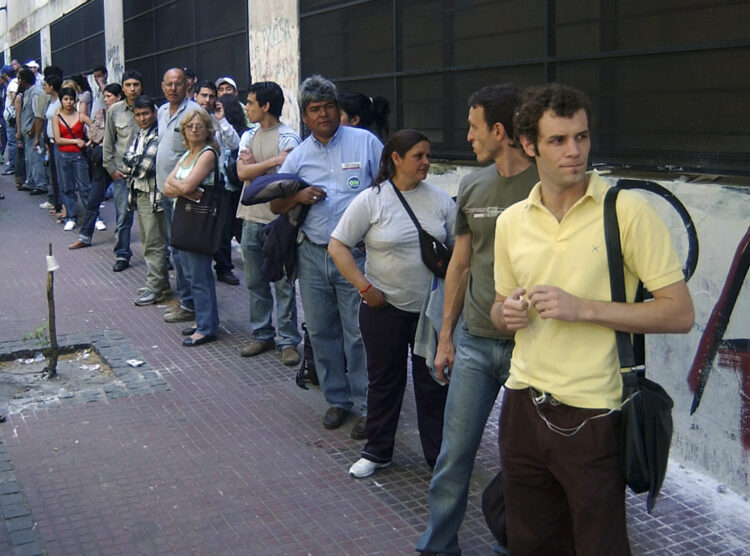 En los últimos seis meses se duplicó la cantidad de personas que cobran seguro de desempleo