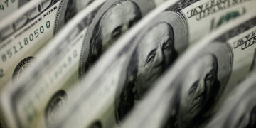 El dólar «blue» registró una caída y cortó la racha de aumentos de los días previos