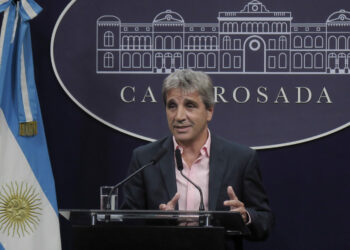 Caputo respondió a las críticas por tener dólares en el exterior: «Mi plata me la gané trabajando»