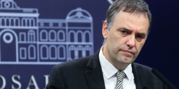 Adorni respaldó las medidas de Caputo: «No nos ocupa el dólar o el riesgo país, estamos obsesionados con el peso”