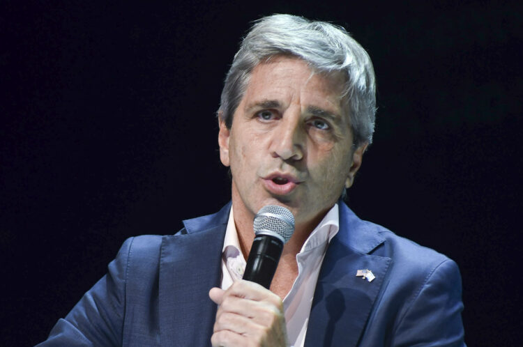 Caputo volvió a negar una devaluación y aseguró que Milei no perdió popularidad