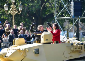 Milei y Villarruel se subieron a un tanque de guerra durante el desfile militar