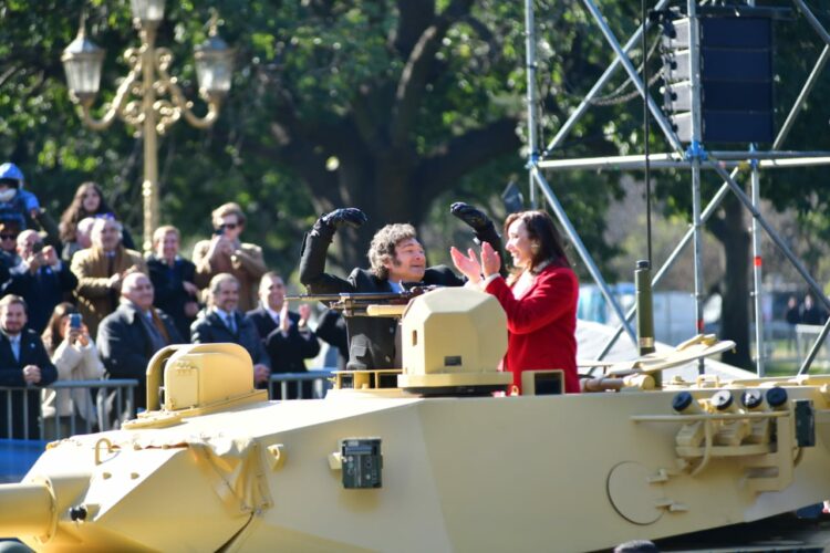 Milei y Villarruel se subieron a un tanque de guerra durante el desfile militar