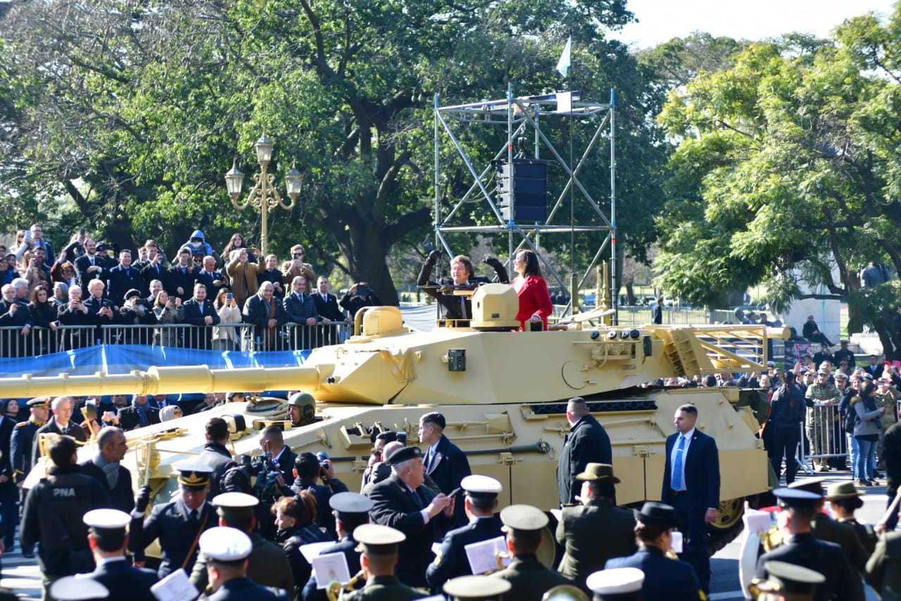 Milei y Villarruel se subieron a un tanque de guerra durante el desfile militar