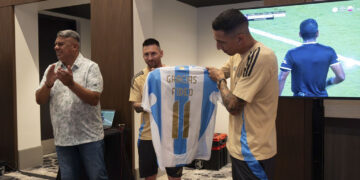La emotiva despedida de la Selección a Di María y un regalo especial