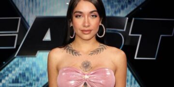 María Becerra donó equipamiento a brigadas que combaten incendios en Chubut.