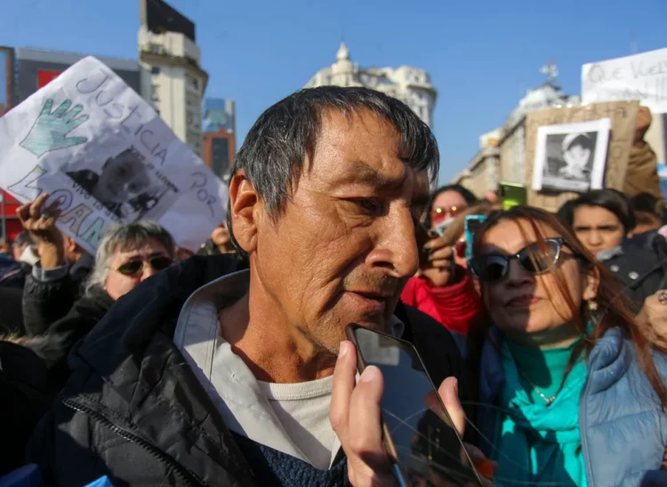 El papá de Loan se descompensó en la marcha para reclamar la aparición con vida del menor