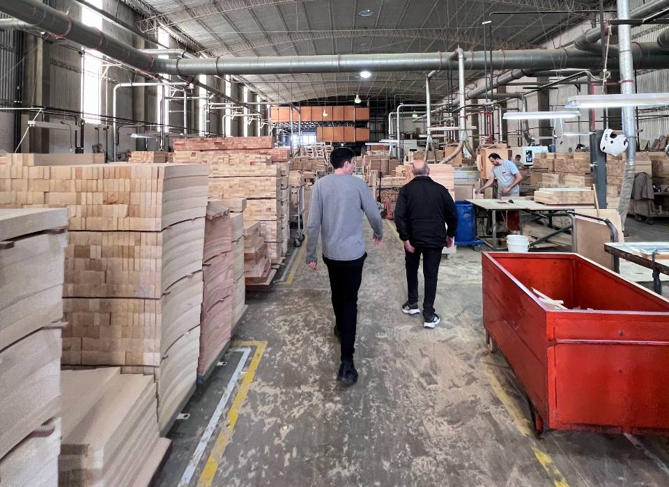 SILVINA C: La empresa familiar que comenzó a fabricar sus propias sillas y lanza Catálogo Mayorista Fabrica de sillas de madera - SILVINA C