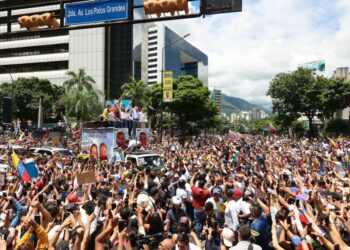 Masiva movilización opositora encabezada por González Urrutia y Machado en Caracas