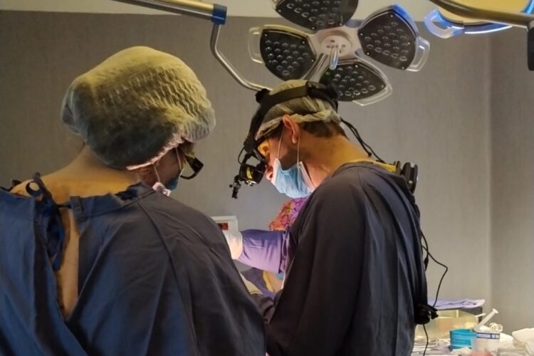 El Hospital Tránsito Cáceres realizó tres neurocirugías con un sistema inédito en Córdoba
