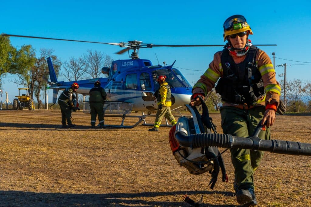 Casi 300 bomberos combaten el fuego en el Cerro Champaquí: 5.500 hectáreas afectadas