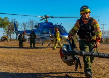Casi 300 bomberos combaten el fuego en el Cerro Champaquí: 5.500 hectáreas afectadas