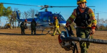 Casi 300 bomberos combaten el fuego en el Cerro Champaquí: 5.500 hectáreas afectadas