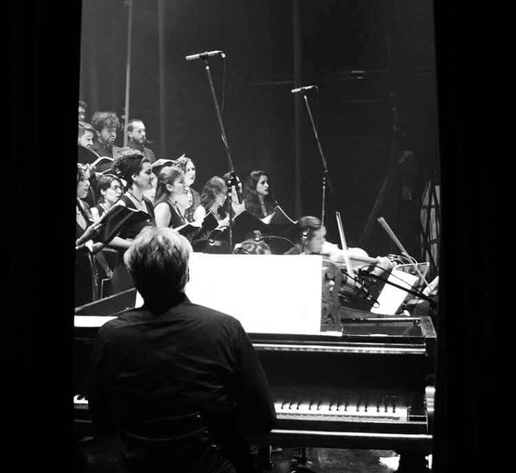 El maestro Santiago Ruiz dirige el elenco de la Cantoría de la Merced que se presenta en el Teatro Real.