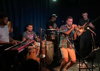 Una noche con ritmos latinos con base en el jazz