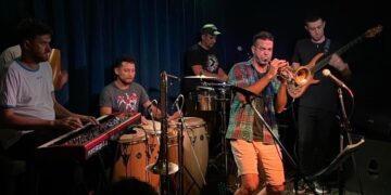 Una noche con ritmos latinos con base en el jazz