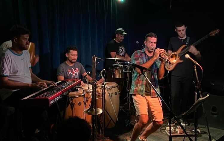 La Latin jam interpreta clásicos populares del latin jazz y canciones actuales.
