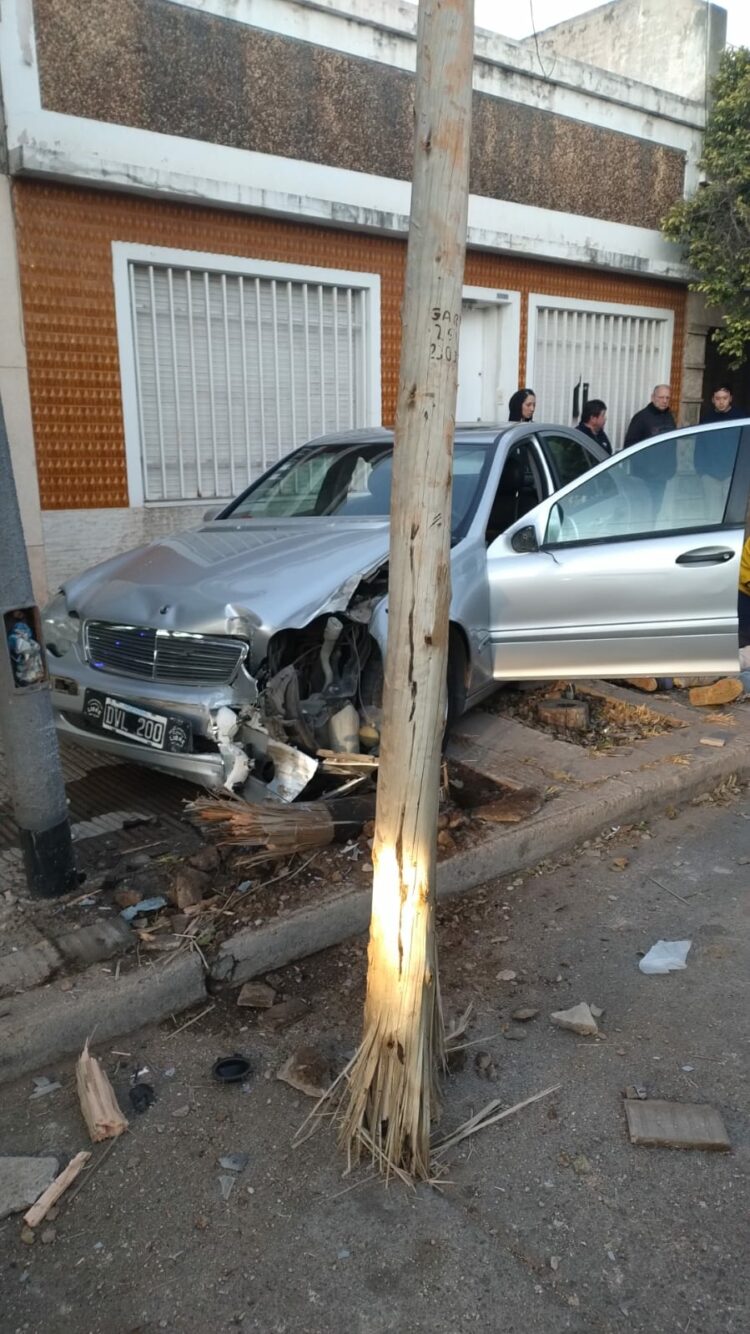 Accidente fatal en Alta Córdoba: un automovilista murió tras chocar contra un poste