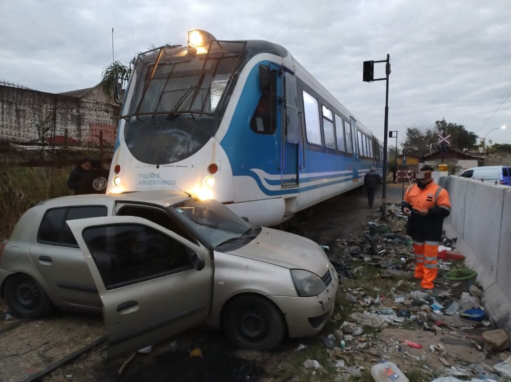 Un tren impactó contra un vehículo y lo arrastró 15 metros