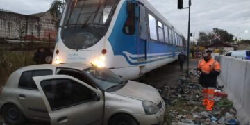 Un tren impactó contra un vehículo y lo arrastró 15 metros