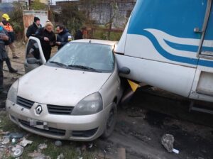 Un tren impactó contra un vehículo y lo arrastró 15 metros