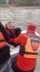 Rescataron a dos adultos mayores varados en el lago San Roque con signos de hipotermia