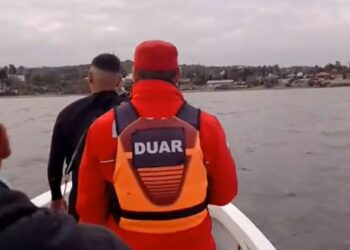 Rescataron a dos adultos mayores varados en el lago San Roque con signos de hipotermia