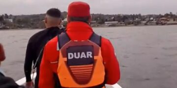 Rescataron a dos adultos mayores varados en el lago San Roque con signos de hipotermia