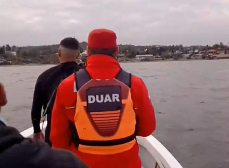 Rescataron a dos adultos mayores varados en el lago San Roque con signos de hipotermia
