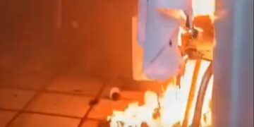 Un colchón cayó encima de una estufa eléctrica y provocó el incendio de un departamento
